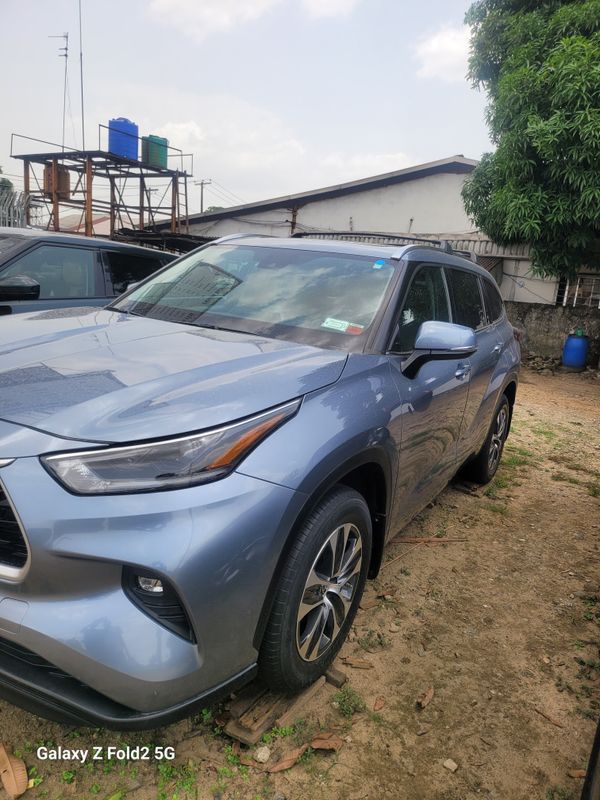 Thumbnail 2 of 2022 Toyota Highlander xle